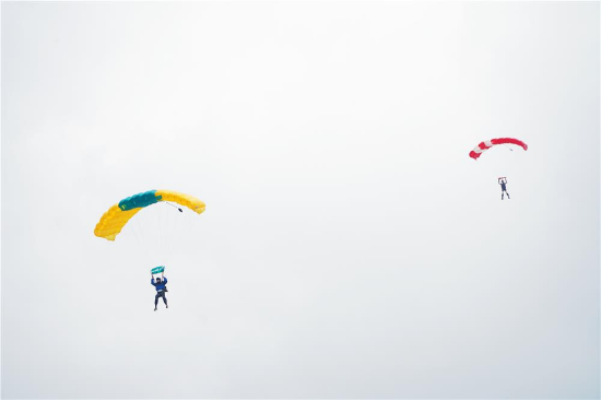 4月7日，重庆攀达高空跳伞梁平基地，高空跳伞爱好者安全着陆。