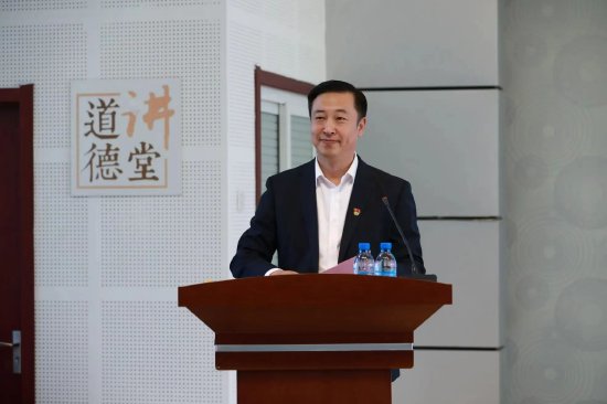 法库县教育局党组成员马中罕两次到达活动现场,发表讲话.