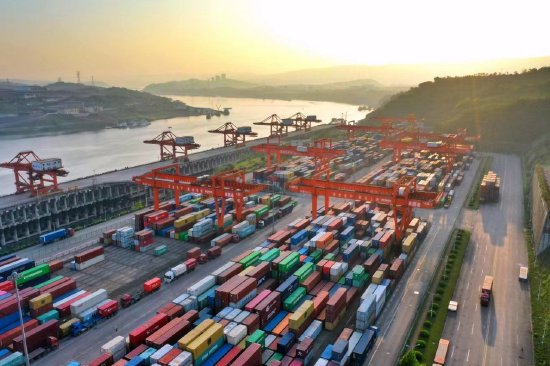 重庆农商行支持重庆港口建设，图为该行支持的重庆果园港一角。