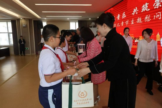 当天上午,慰问组一行先后来到延吉市河南小学和北山小学北校区,为87名