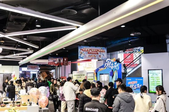 重庆农商行携手京东电器开展的“国补焕新季,江渝有好礼”专场消费惠民活动现场,市民纷纷参与此次活动