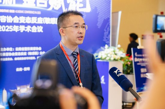 云南皮肤病医院副院长杨景平接受媒体采访