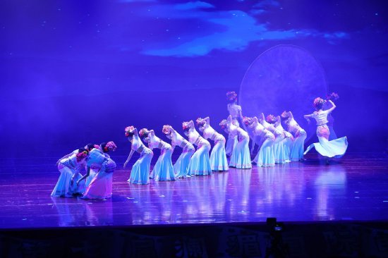 舞蹈《月映云彩·水韵风情》