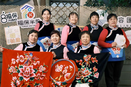 滇腔非遗艺术局的绣娘