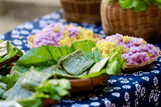 壮族花米饭、绿粑粑 普文晓 摄