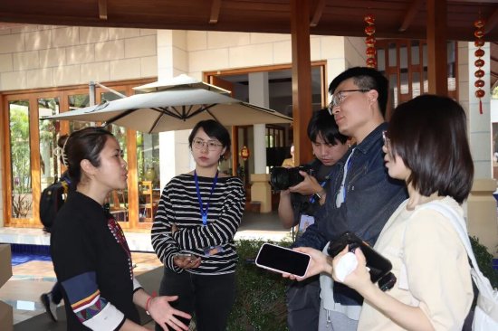 交流团了解荣康达茶叶基地乌龙茶制作工艺。