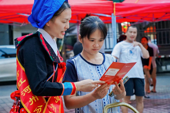 红河州河口支行立足国门口岸特色，在河口花园及边民互市市场设立“支付安全前哨站”。