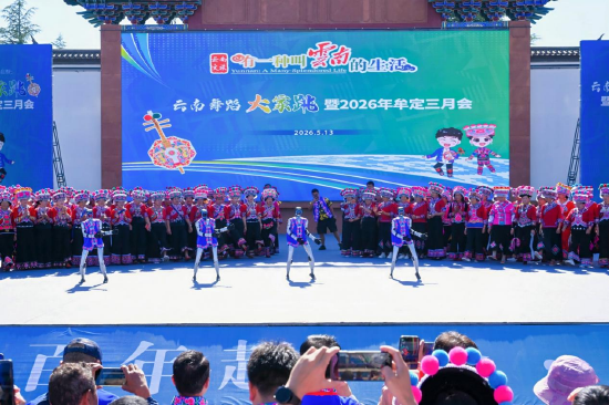 机器人跳“左脚舞”（2026年5月13日摄）。