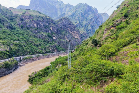位于怒江边的小钢塔为高山峡谷筑牢应急通信防线（2026年5月20日摄）