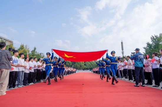 云南工商学院国旗护卫队护送天安门国旗