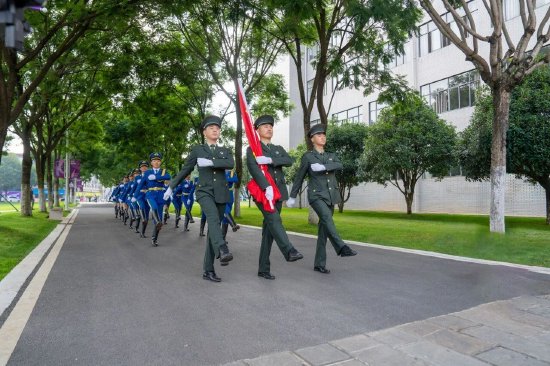 中国人民解放军仪仗司礼大队国旗护卫队与云南工商学院护卫队护卫国旗