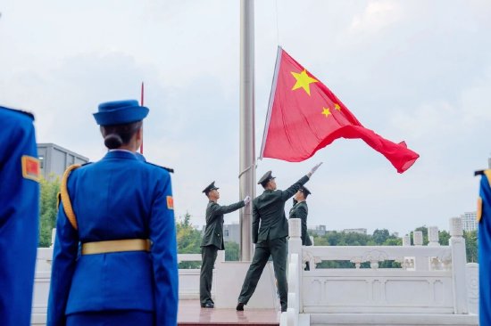 张自轩一行对校国旗护卫队的队列动作、升旗规范进行现场指导