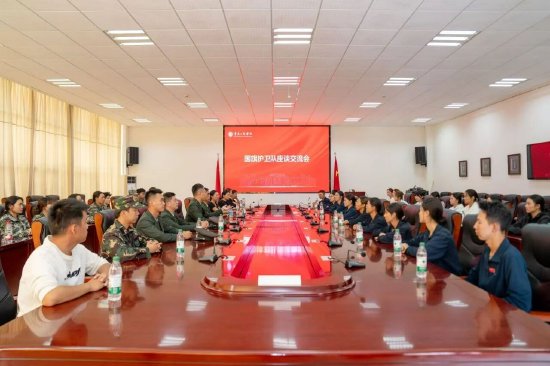 云南工商学院国旗护卫队座谈交流