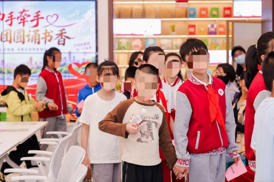（视障孩子与视健孩子结对抽取金融知识盲盒）