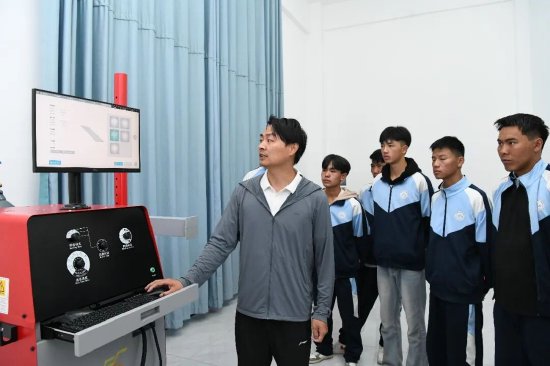在宁蒗县职业高级中学，沪滇协作援滇教师在给学生讲解汽车专业等知识。（丽江融媒记者 赵庆祖 摄）