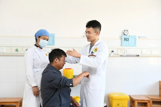 在宁蒗县中医医院，沪滇协作援滇医疗帮扶专家浦世新在给患者诊疗。（丽江融媒记者 赵庆祖 摄）