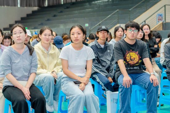 图注：九十分钟讲座，学生带着自己的问题听