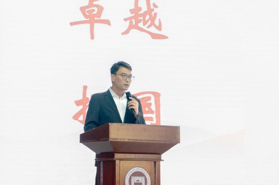 图注：云南工商学院文法学院党委书记陈云鹏致辞