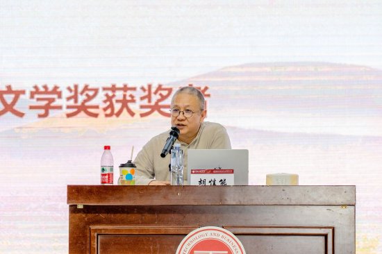 图注：胡性能在云南工商学院讲座现场分享
