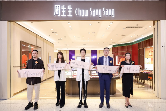 周生生沈阳皇城恒隆新店开业剪彩合影(从左至右分别是PROMESSA中国大陆区品牌副总监肖聪先生、周生生中国大陆区市务总监朱慧女士、人气歌手李振宁先生、沈阳皇城恒隆广场副总经理叶宇岸先生及周生生华北区业务副总经理张静女士)