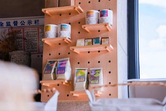 “数字游民”结合当地茶咖资源打造的特色产品（2026年8月21日摄）