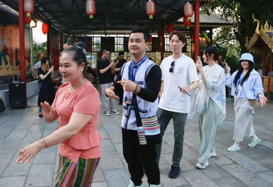 交流团与双江景亢村民同跳嘎秧舞。