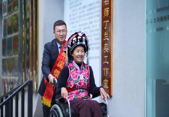 金融宣传员陪同残疾绣娘走进美丽工坊