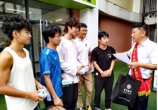 图为6月15日德宏州分行走进德宏学院面向即将步入社会的青年学子开展反诈宣讲