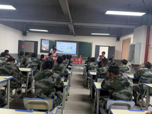 昆明市官渡支行联合大板桥派出所进云南新华技工学校宣讲现场