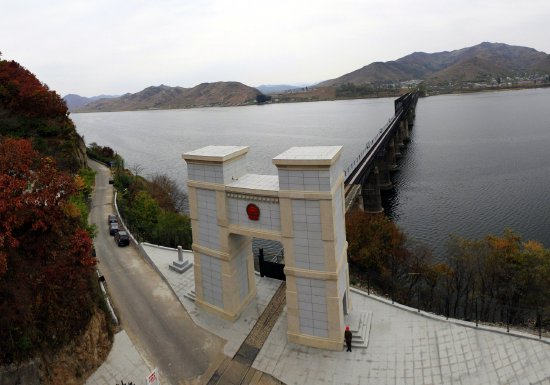 辽宁宽甸河口鸭绿江畔小村落桃花源里谱振兴