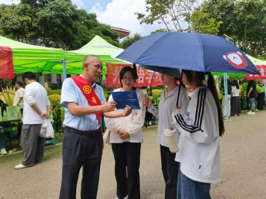 普洱市分行进普洱学院宣传活动现场