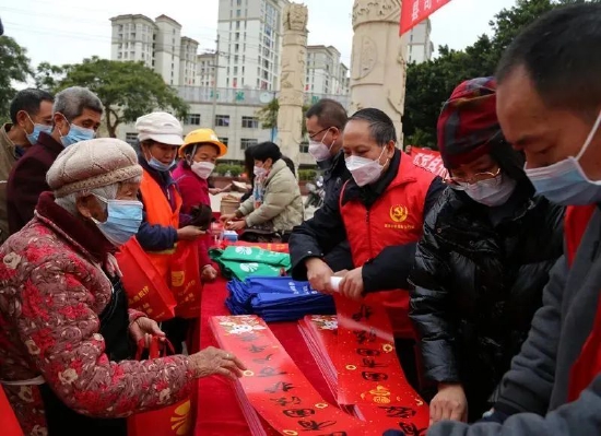 新春“法治礼包”受到市民欢迎。昭通市委政法委 供图
