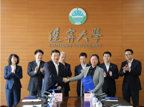 董琦副行长与李鹏宇副校长代表双方签署“产教研融合示范实训基地”框架协议