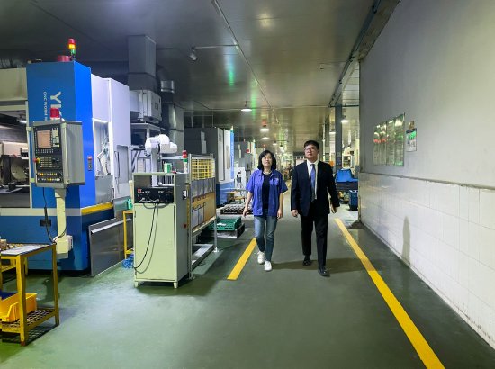重庆农商行九龙坡支行公司金融部客户经理张德楠到秋田齿轮进行贷前调查