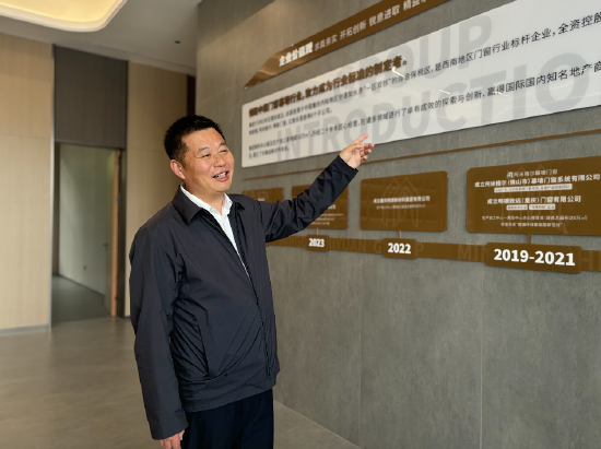 ▲讲述明德致远发展史的王兴虎