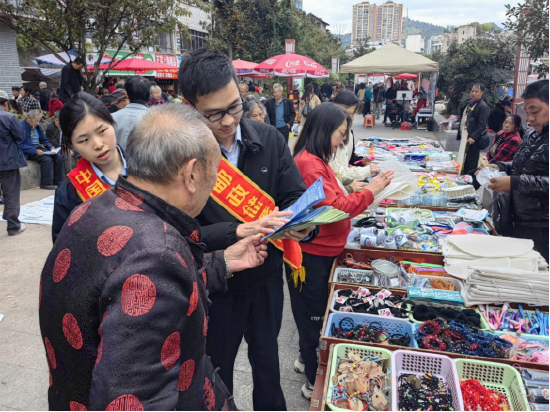 活动现场通过发放宣传折页,悬挂横幅,现场问答等形式,为广大群众宣讲