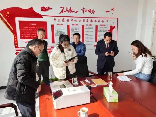 朝阳建平支行朝阳建平支行在网点内外向客户讲解金融知识,利用移动