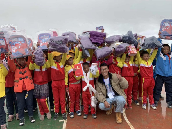 说起金美扎巴的爷爷顿珠,这位普通的养路工人退休后,用毕生积蓄自费办