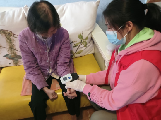 图说 :在璧山区,护理人员上门为中度失能人员开展上门护理