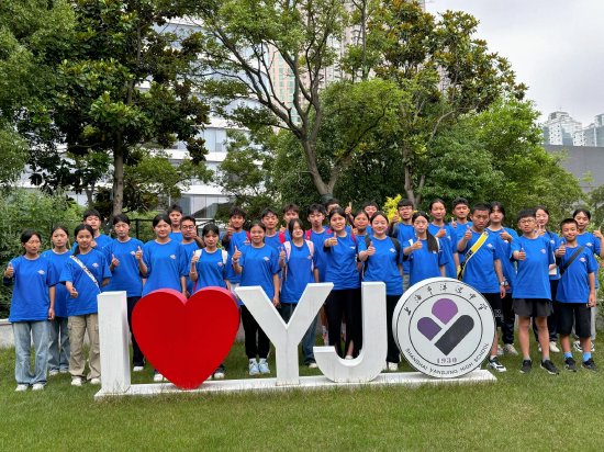 同学们在上海市洋泾中学合影点赞
