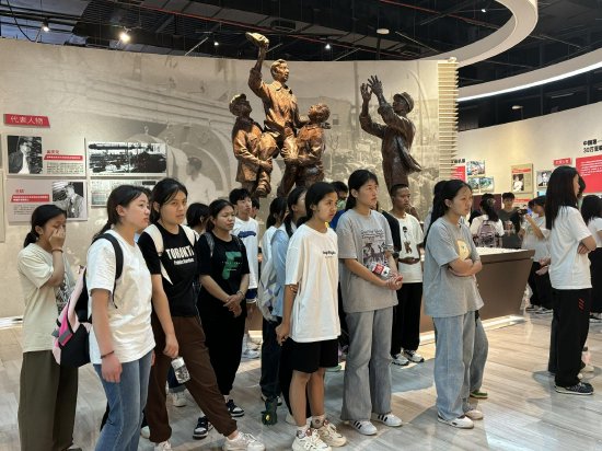 同学们在上海电气展示厅参观