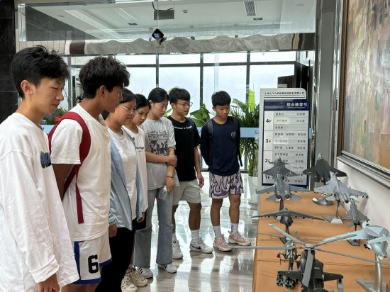 同学们在上海上飞飞机制造有限公司进行参观