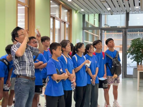 同学们在上海市浦东新区青少年活动中心参观昆虫探索馆