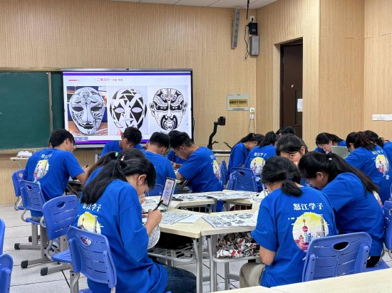 同学们在上海市洋泾中学进行应用CHAT AI 进行美术课程体验