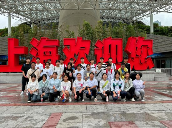 同学们在东方明珠下合影留恋