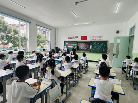 延吉市第十二中学七年一班班主任李亚楠表示,初中与小学相比较