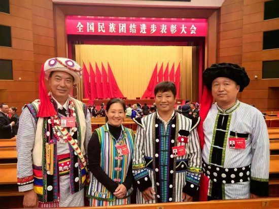 李玉花(左二)在人民大会堂(李玉花 供图)