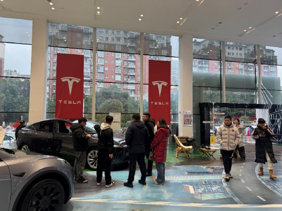 春节期间重庆特斯拉人和中心 消费者到店选购汽车