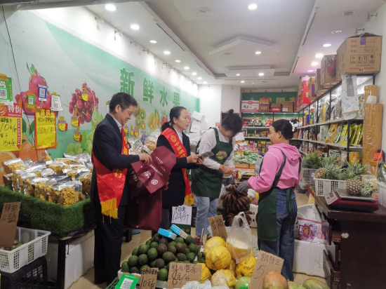 （图为西双版纳州分行走入景洪市集贸市场开展活动现场）