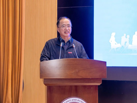 云南工商学院校长蒋永文发言